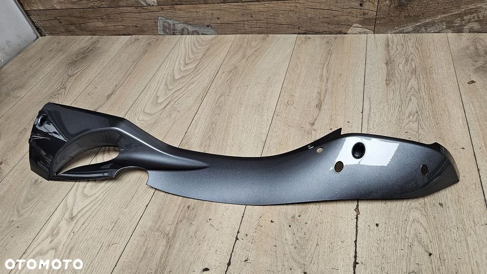Oryginalna listwa boczna lewa SYM GTS 125 / 300 Joymax  83620-HTA-000-IF - 2