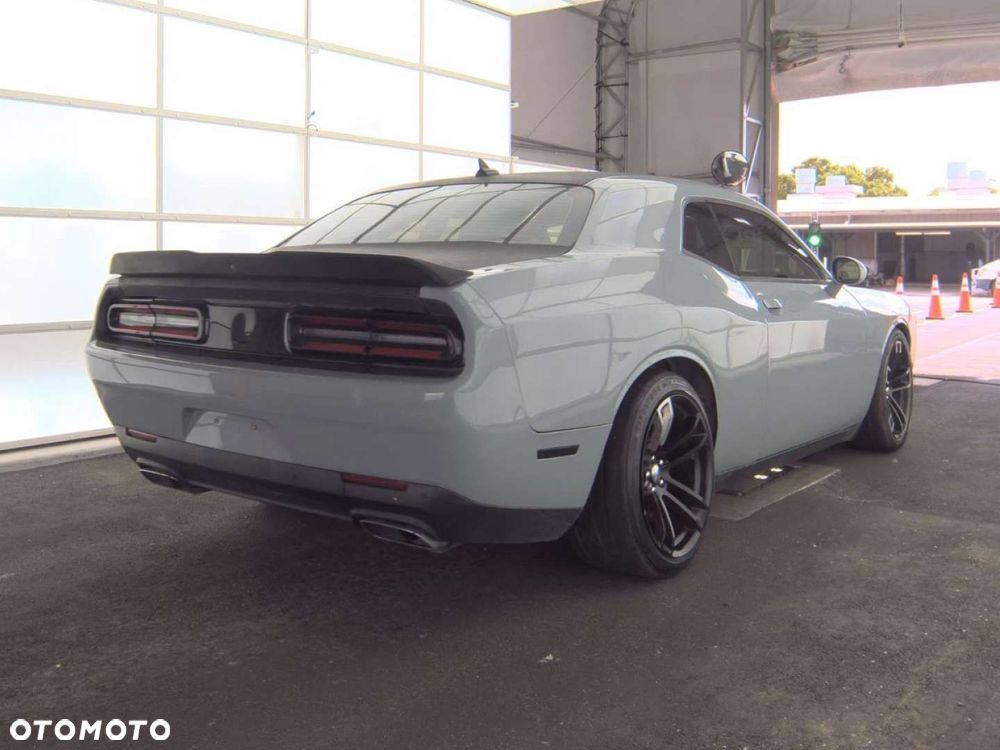 Dodge Challenger - 7