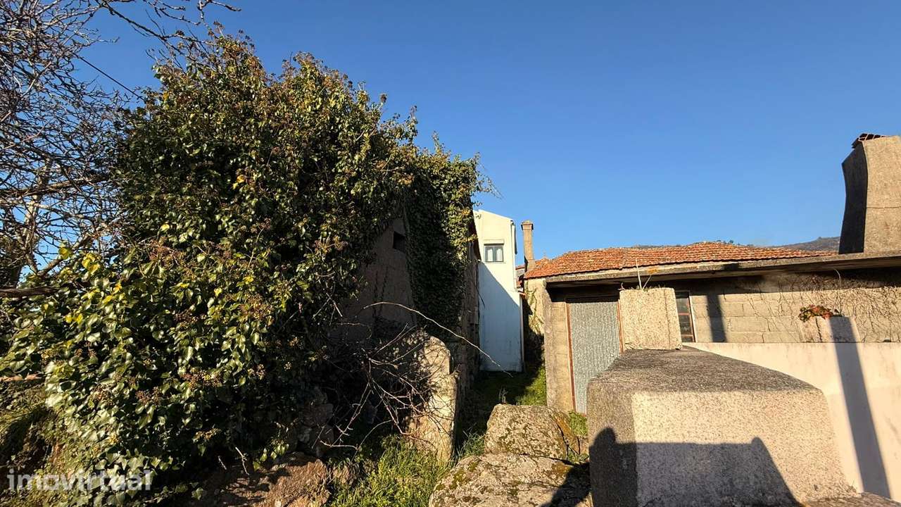 Casa de aldeia à venda na rua de Louredo, São Cipriano, Resende - Grande imagem: 5/17