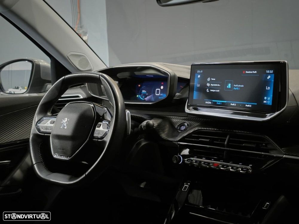 Peugeot 2008 PureTech 130 EAT8 GT — fotografia 16