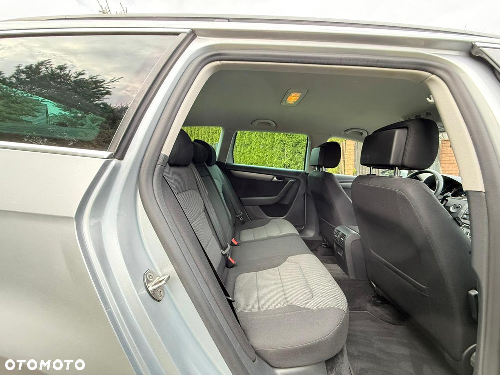 Volkswagen Passat 1.6 TDI DPF BlueMot Highline - 29