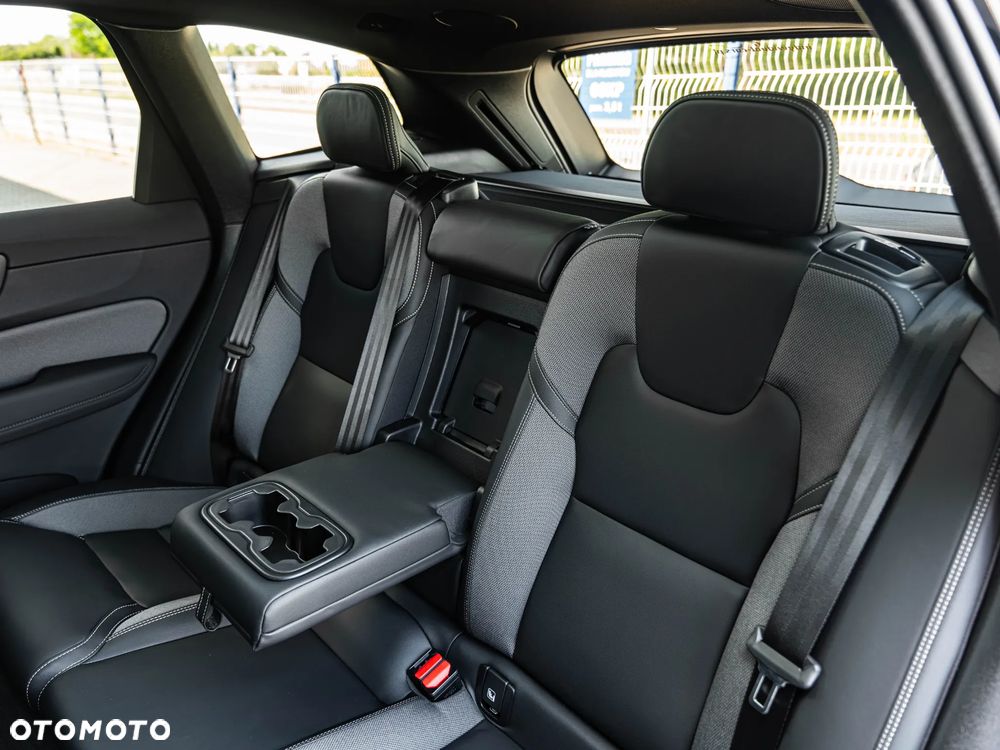Volvo XC 60 B5 B AWD Plus Dark - 28