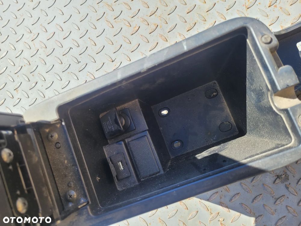Podłokietnik gniazdo USB Mitsubishi ASX 1,8 DI-D 2011r Europa - 2