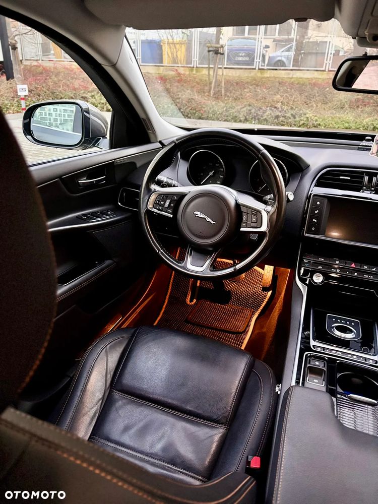 Jaguar XE 2.0 D Prestige - 11