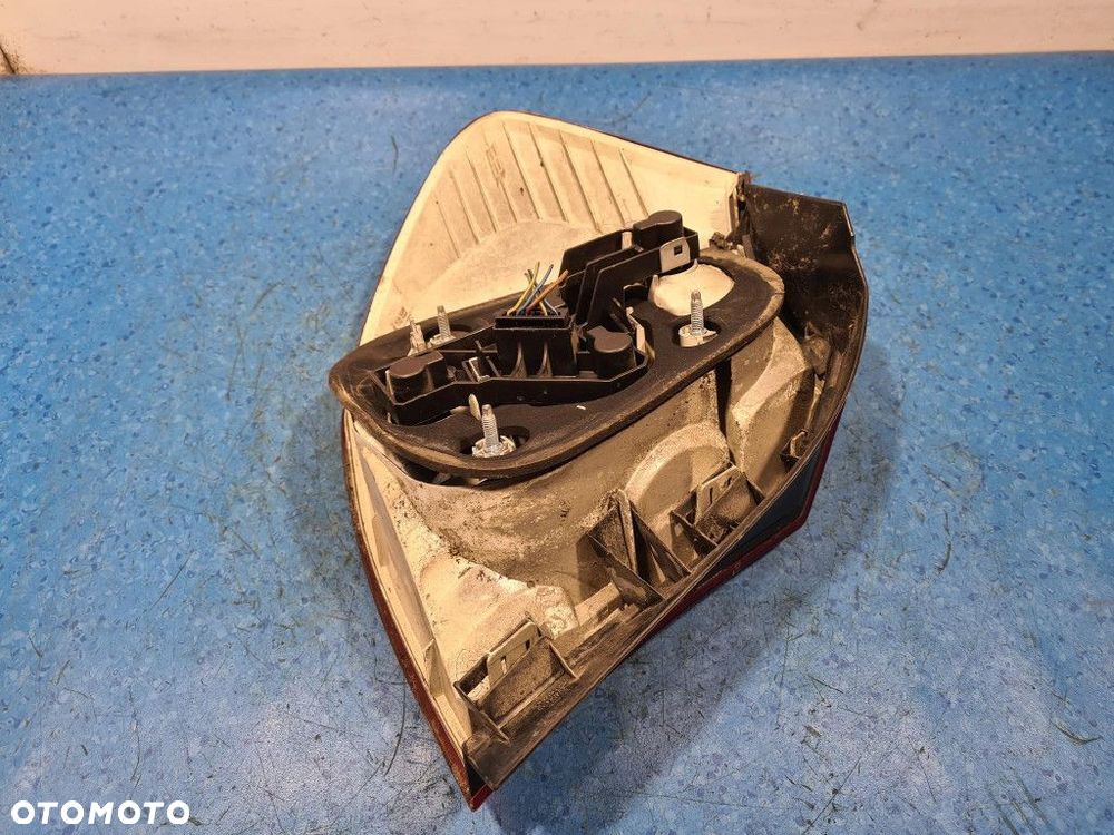 BMW 118 E87 LAMPA TYŁ PRAWA ZEWNĘTRZNA - 8