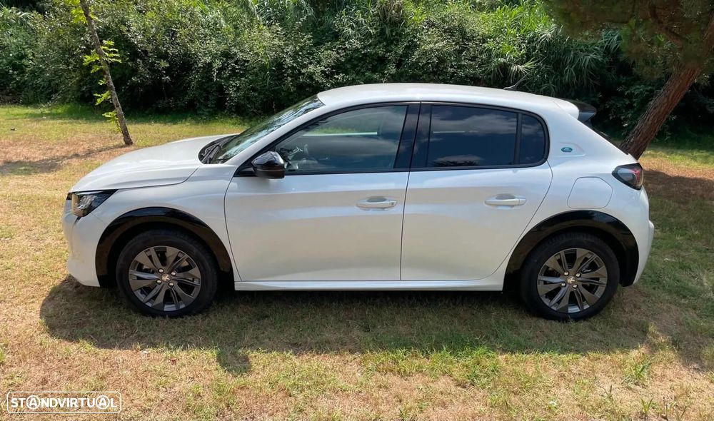 Peugeot e-208 50 kWh Allure Pack — fotografia 9
