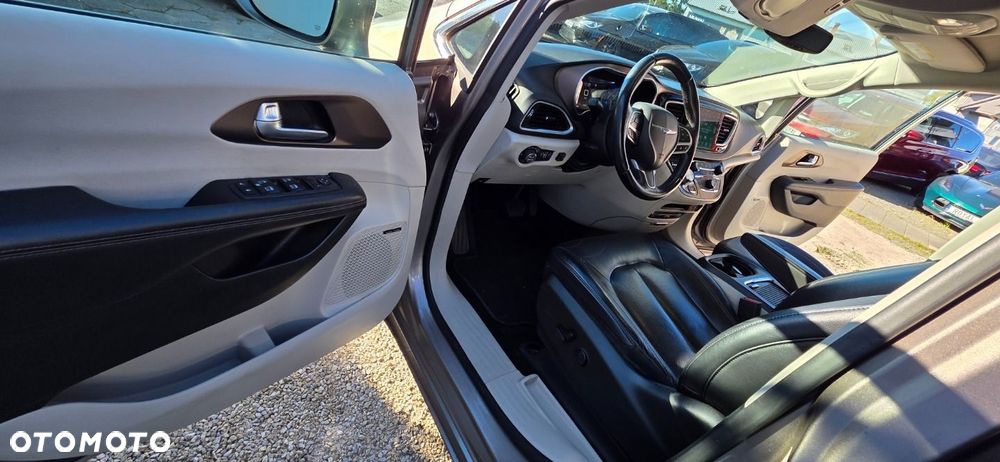 Chrysler Pacifica - 12