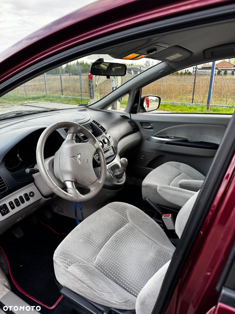 Mitsubishi Grandis 2.4 Intense - 13