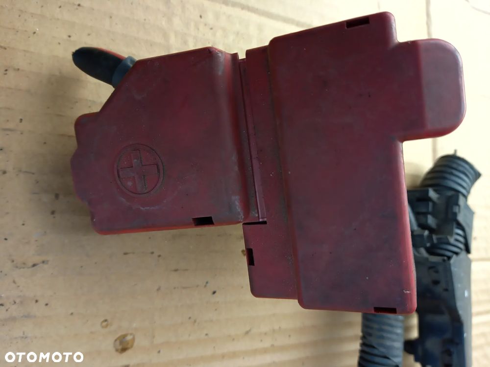 Toyota Yaris II 1.0  1.4 D4D skrzynka bezpieczników akumulatora klema - 1