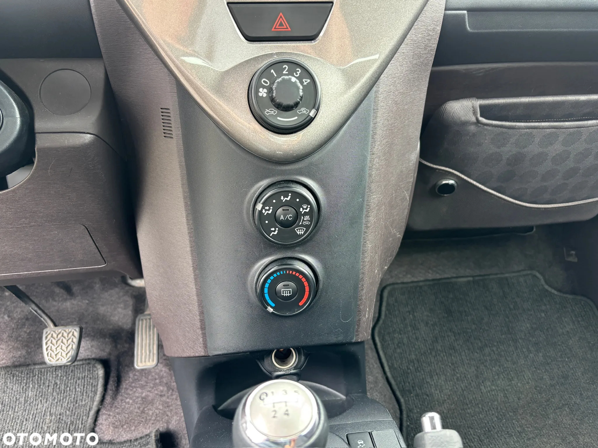Toyota iQ - 14