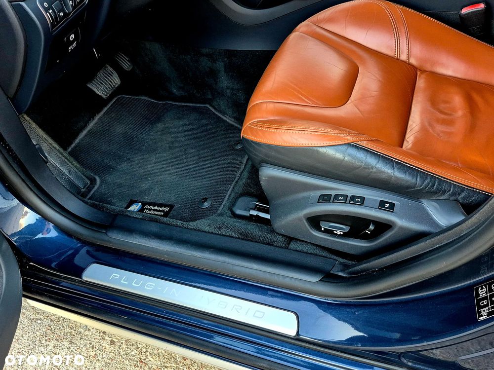 Volvo V60 D6 AWD Plug-in Hybrid R-Design Momentum - 16