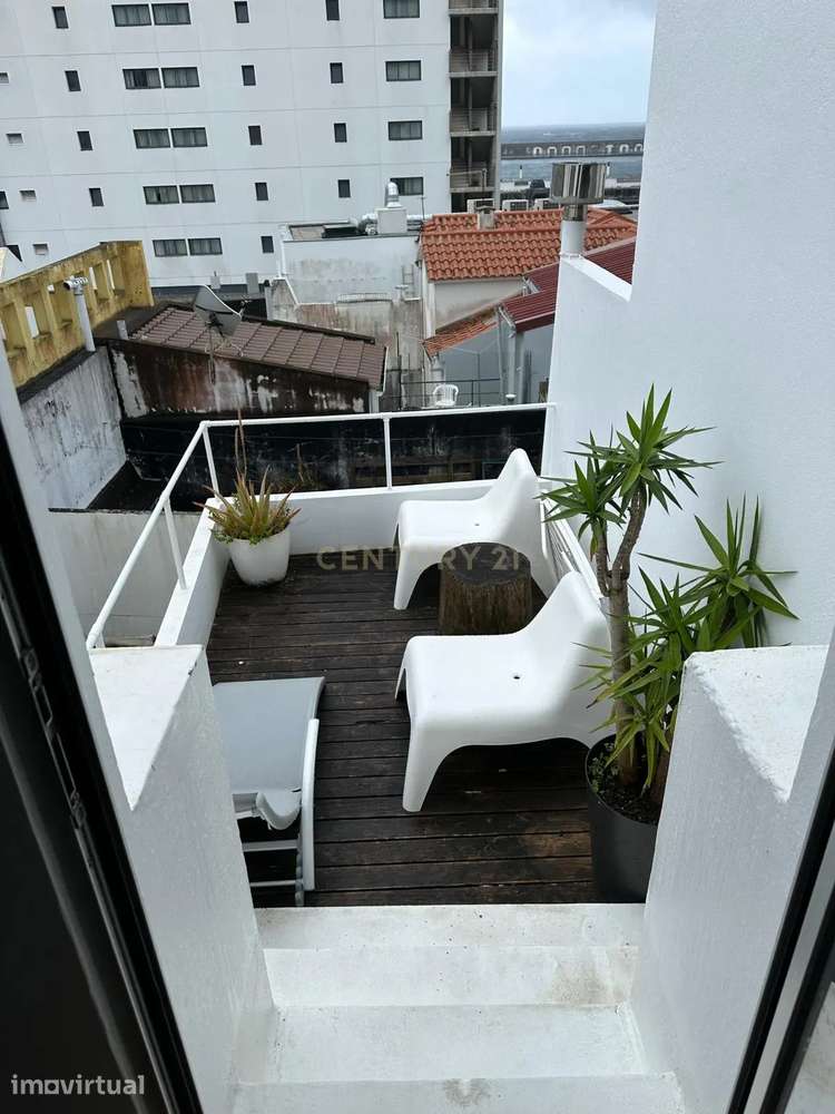 Moradia de 3 Pisos no Centro de Ponta Delgada | 8 Quartos | Excelente - Grande imagem: 2/42