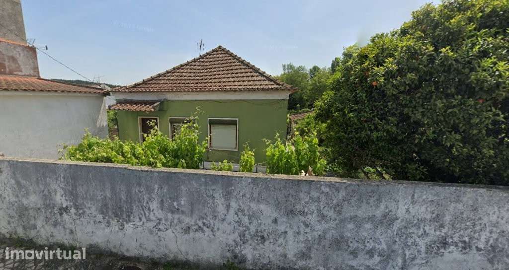 Moradia T2 com Cave, Garagem e anexo - Grande imagem: 2/3