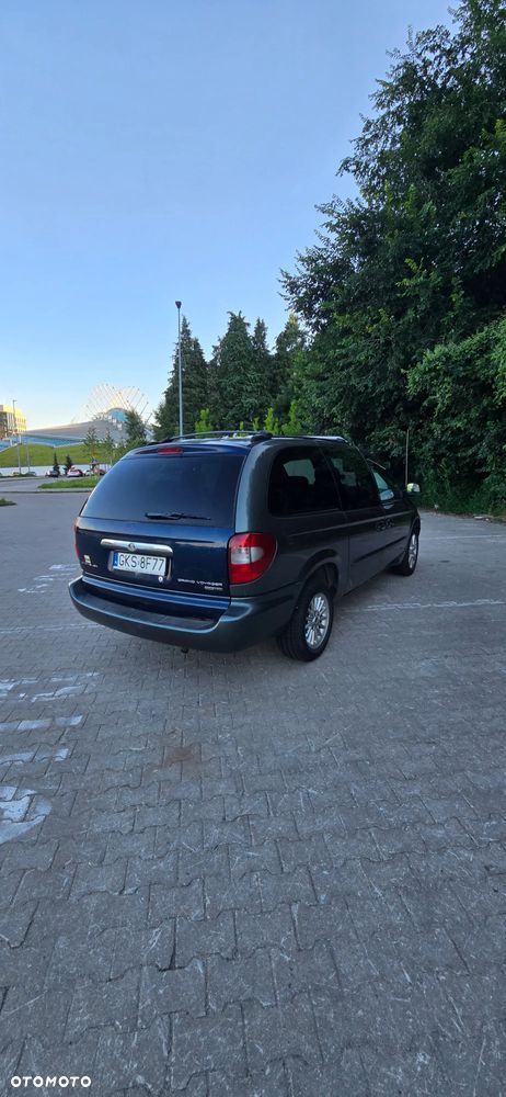 Chrysler Town & Country - 3