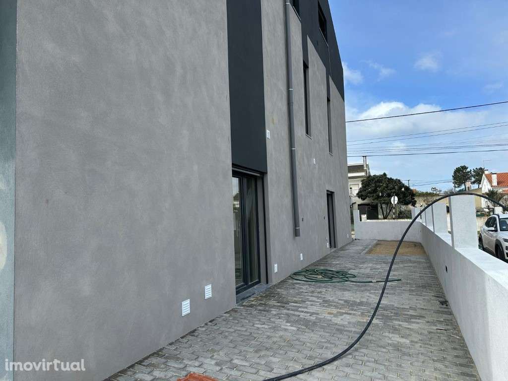 Moradia Geminada em Fernão Ferro, Redondos - Grande imagem: 2/21