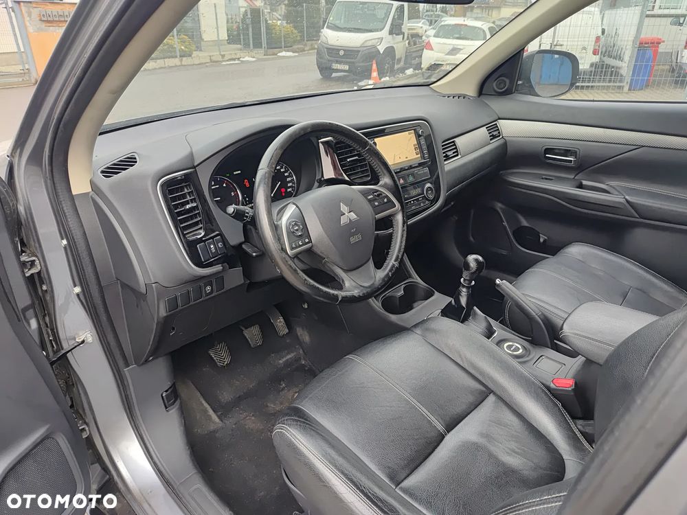 Mitsubishi Outlander 2.2 DI-D 4WD Plus - 24