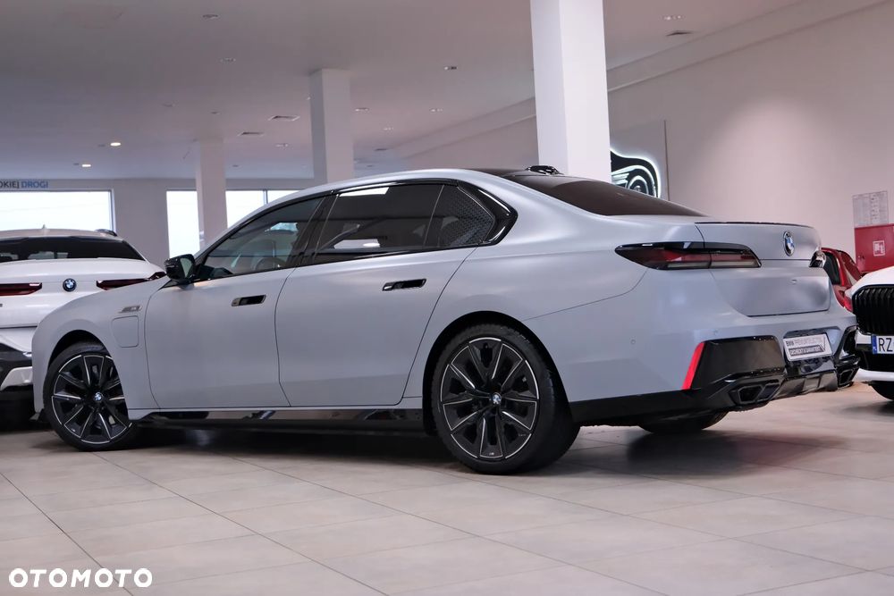 BMW Seria 7 M760e PHEV xDrive Individual Edition sport - 8