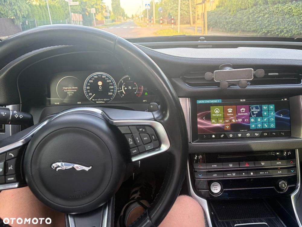 Jaguar XF 3.0 TDV6 R-Sport - 11