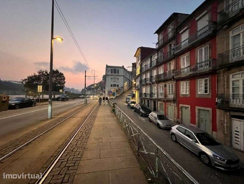 Dois prédios contíguos na marginal ribeirinha, zona histórica do Porto - Grande imagem: 2/6
