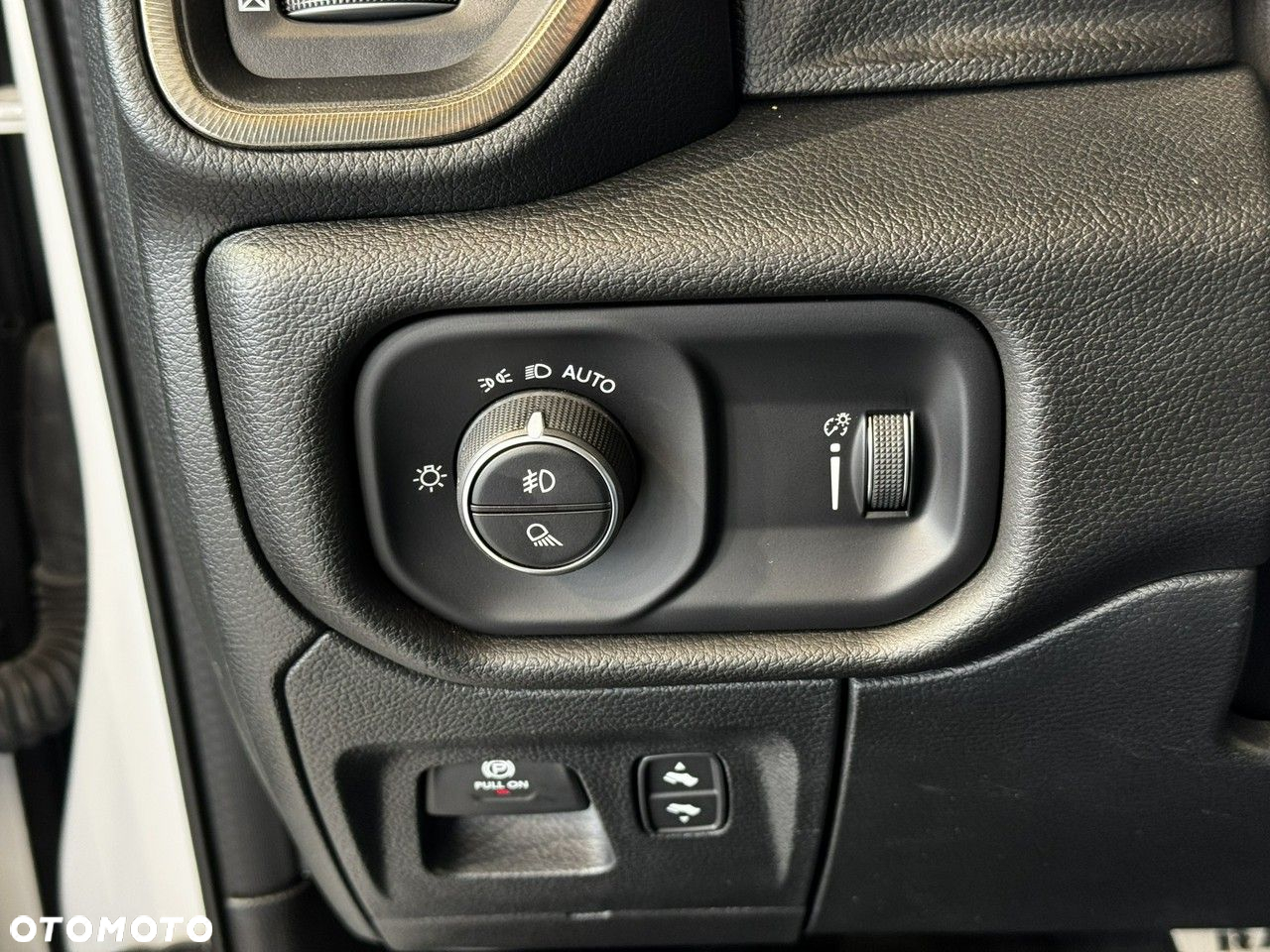 RAM 1500 - 21
