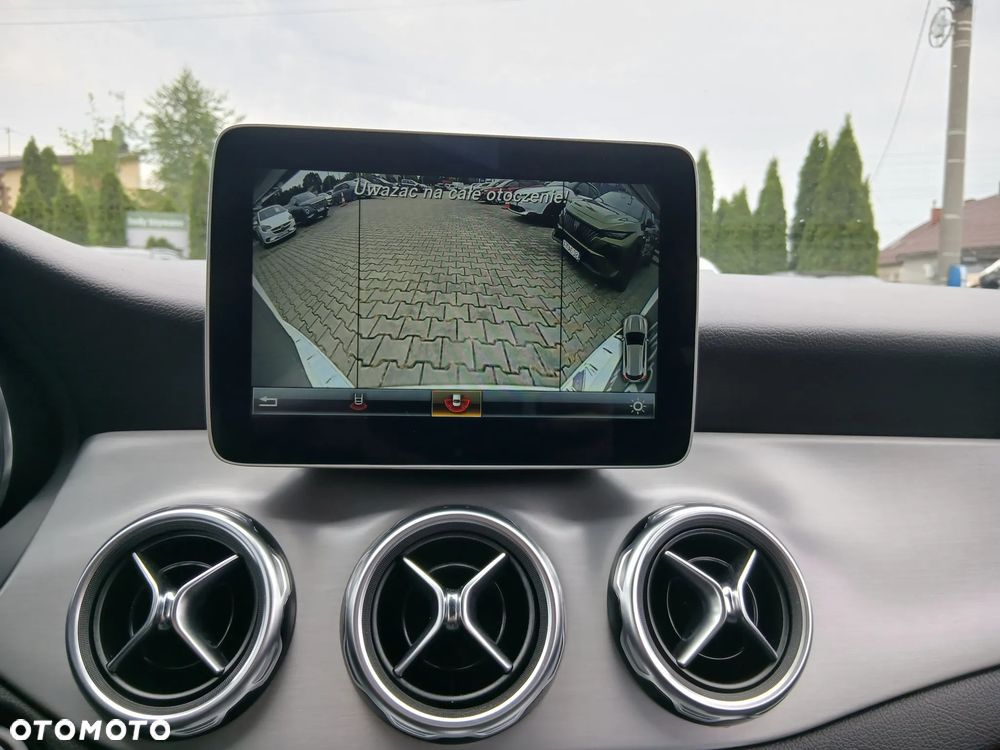 Mercedes-Benz GLA 200 7G-DCT - 16