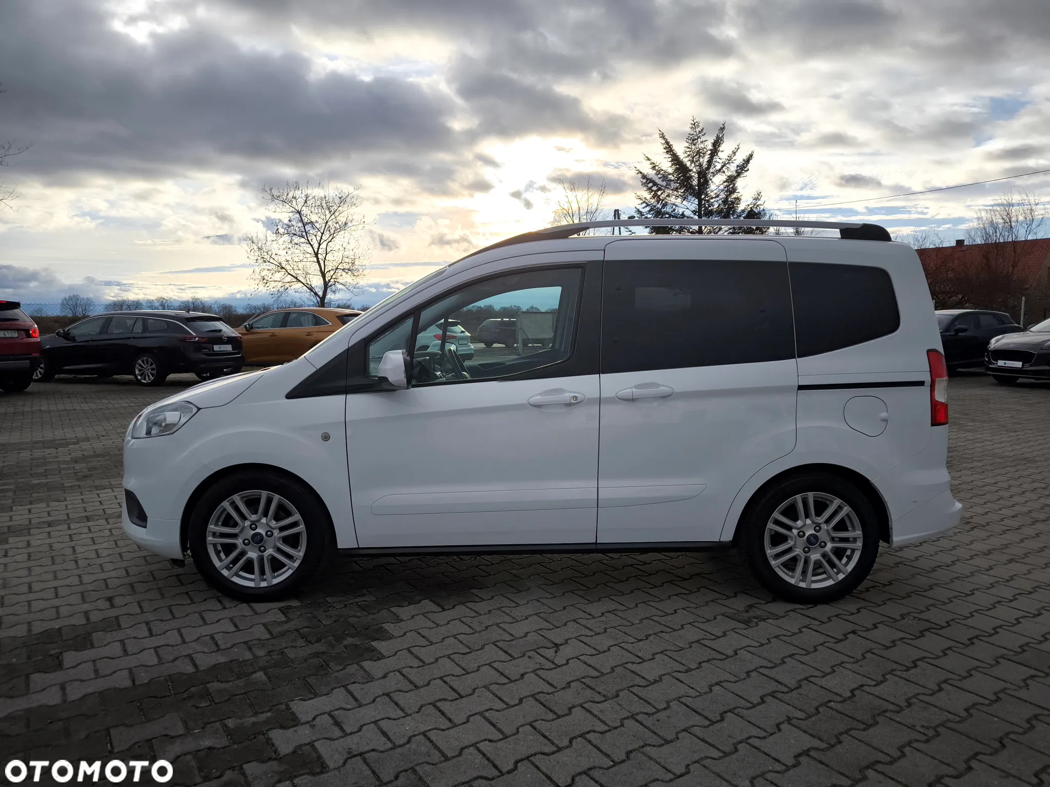 Ford Tourneo Courier 1.5 TDCi Titanium - 2
