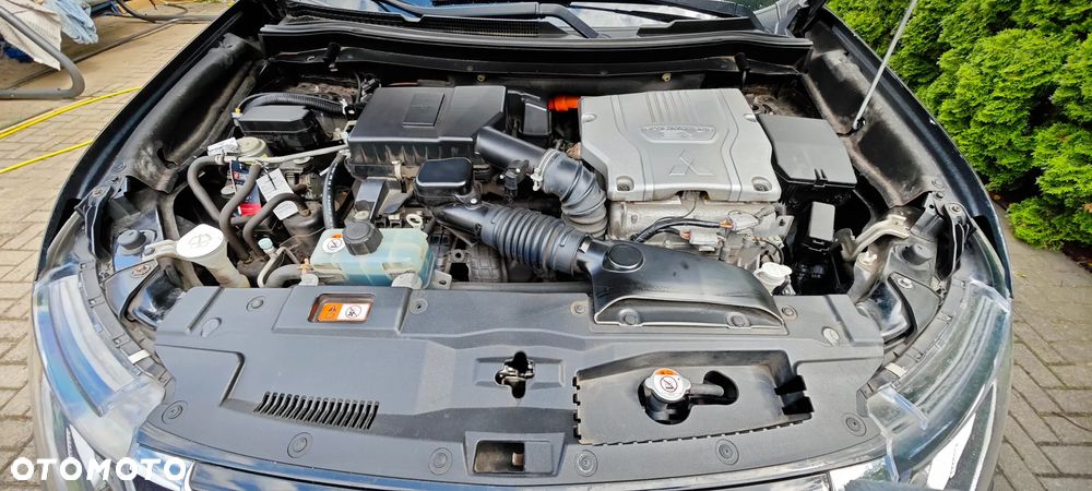 Mitsubishi Outlander Instyle NAVI + - 12