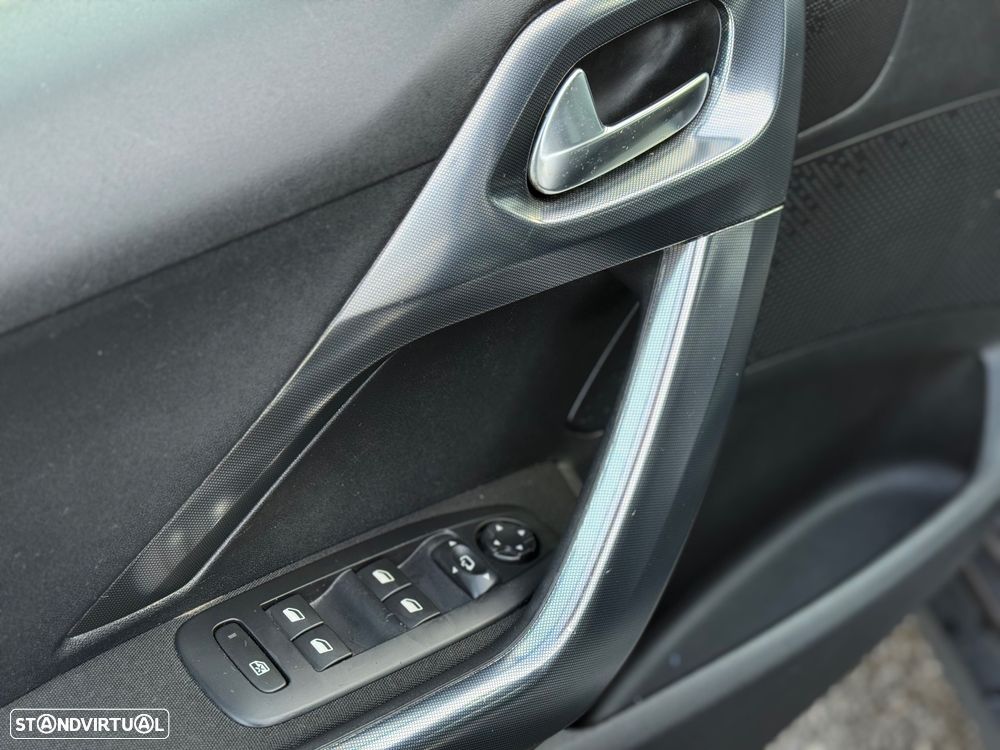 Peugeot 2008 1.2 PureTech Allure - 23