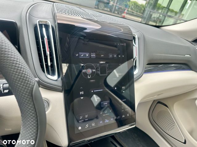 Hongqi HS3 - 10