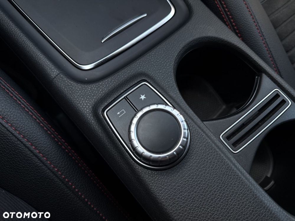 Mercedes-Benz GLA 200 7G-DCT AMG Line - 31