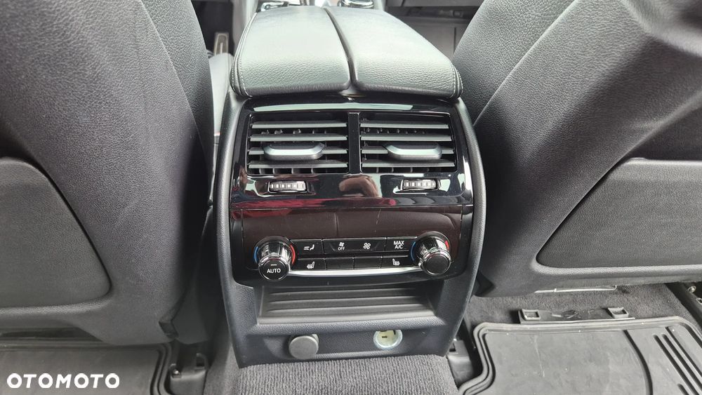 BMW Seria 5 M550i xDrive sport - 13