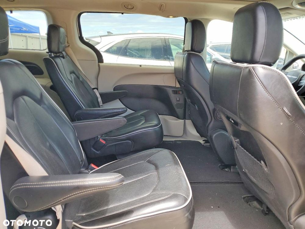 Chrysler Pacifica - 10
