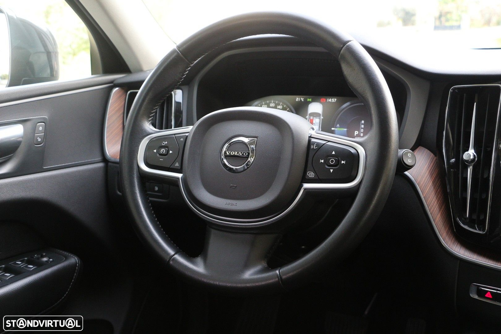 Volvo XC 60 2.0 T8 PHEV Momentum AWD - 28