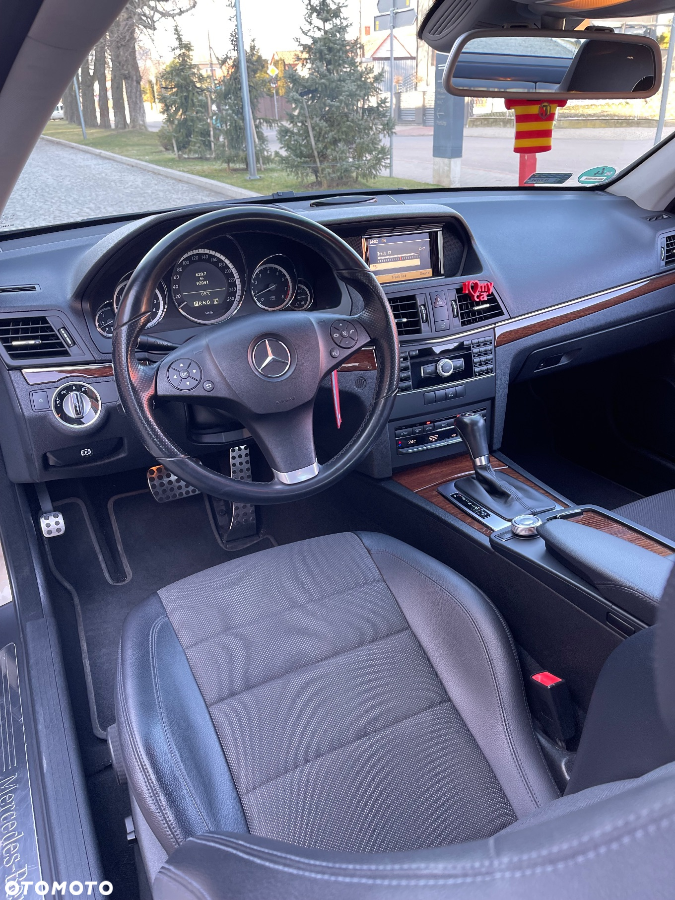 Mercedes-Benz Klasa E 200 CGI Coupe BlueEFFICIENCY Automatik Elegance - 17