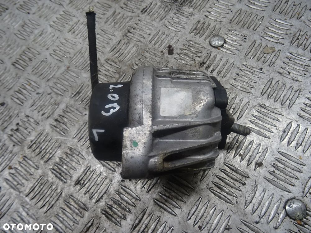 BMW E87 04-07 2.0B ŁAPA PODUSZKA SILNIKA 13981112 - 1