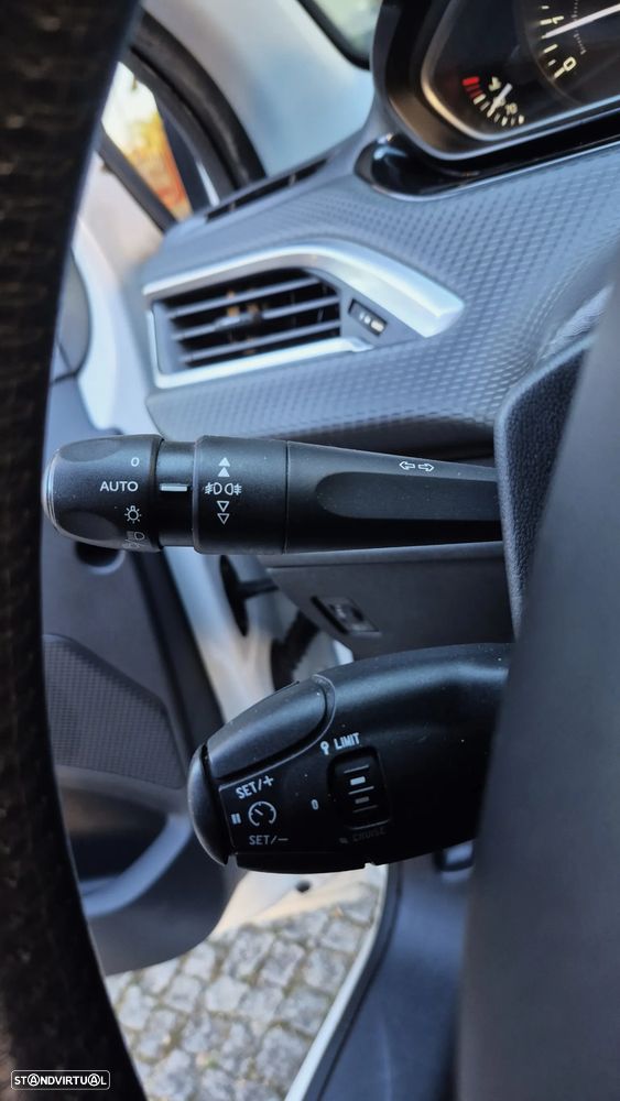 Peugeot 208 1.2 PureTech Style - 19