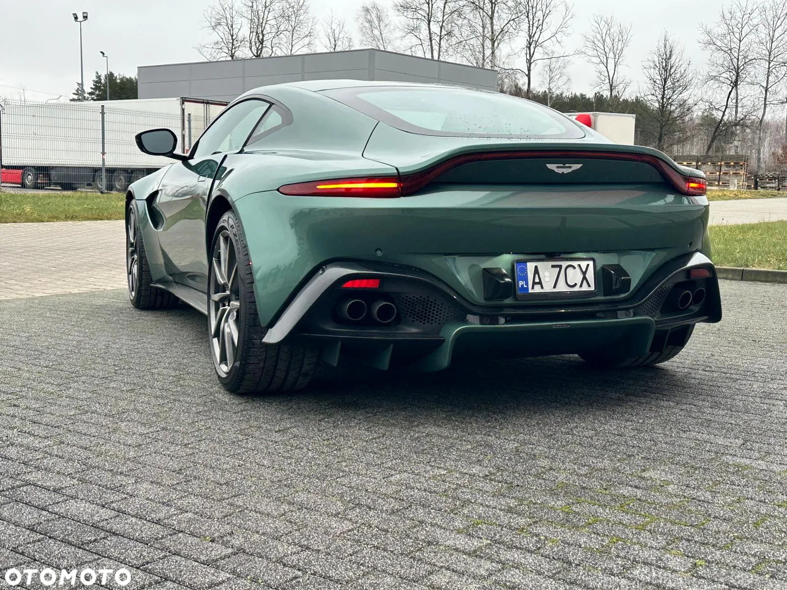 Aston Martin Vantage - 4