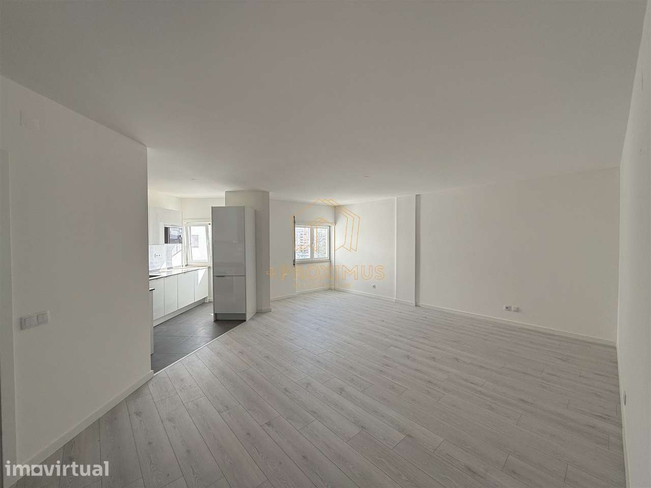 Apartamento T0 c/ parqueamento junto ao casino - Grande imagem: 3/15