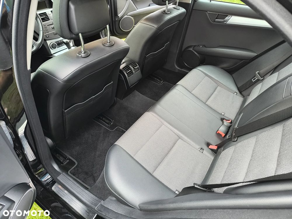 Mercedes-Benz Klasa C 180 CGI BlueEff Avantgarde - 26