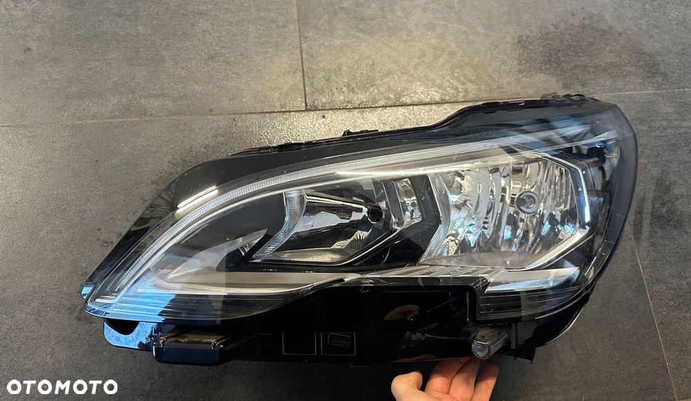 PEUGEOT 5008 II LAMPA LEWA PRZÓD ZWYKŁA  LED 9810478180 - 2