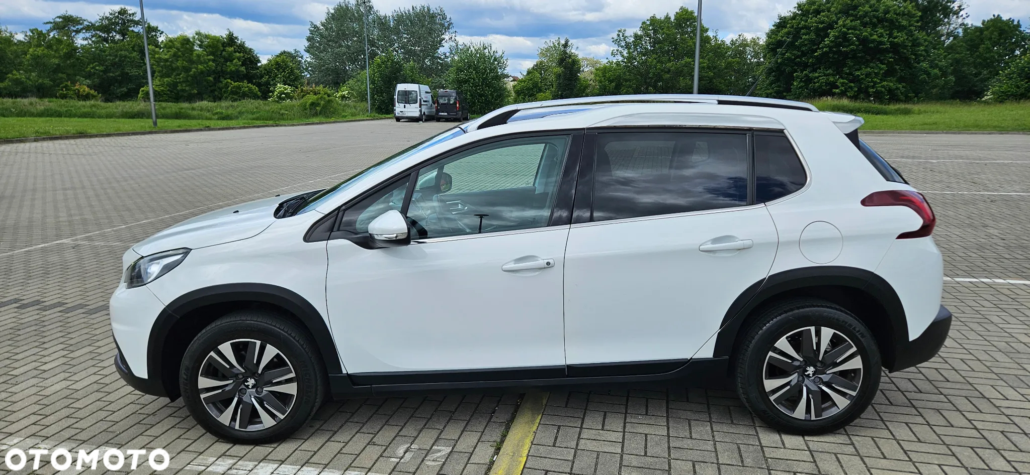 Peugeot 2008 1.2 PureTech Allure S&S - 19