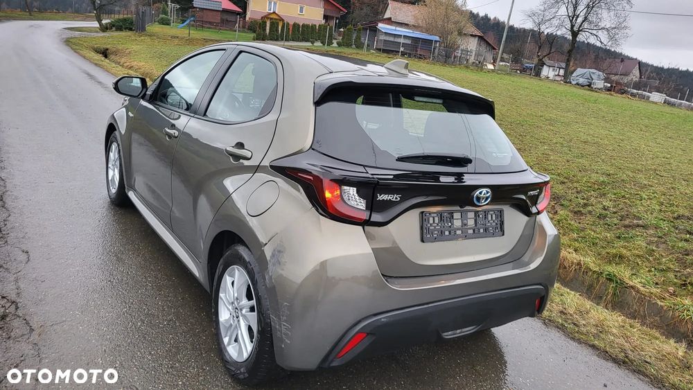 Toyota Yaris Hybrid 100 Active - 10