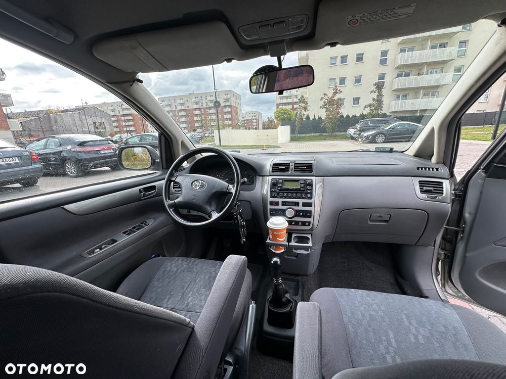 Toyota Avensis Verso 2.0 D-4D - 16