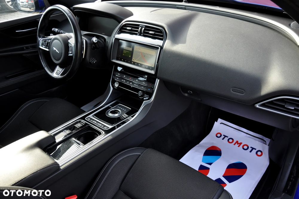 Jaguar XE 2.0 D AWD R-Sport - 34