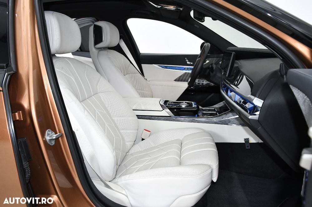 BMW i7 - 12