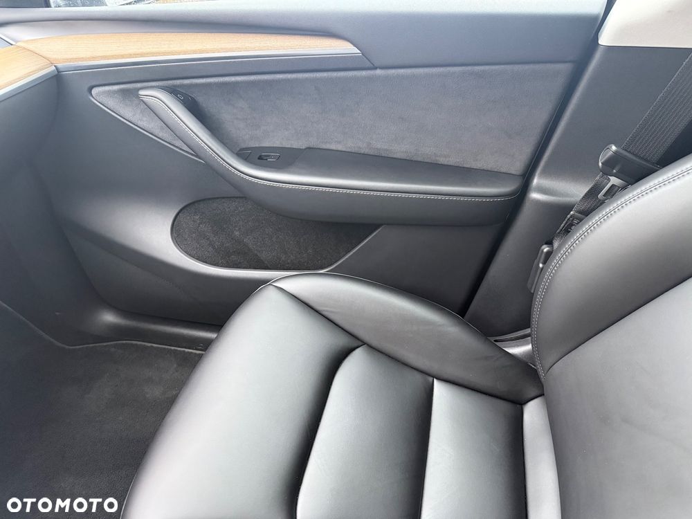 Tesla Model Y Long Range AWD - 30