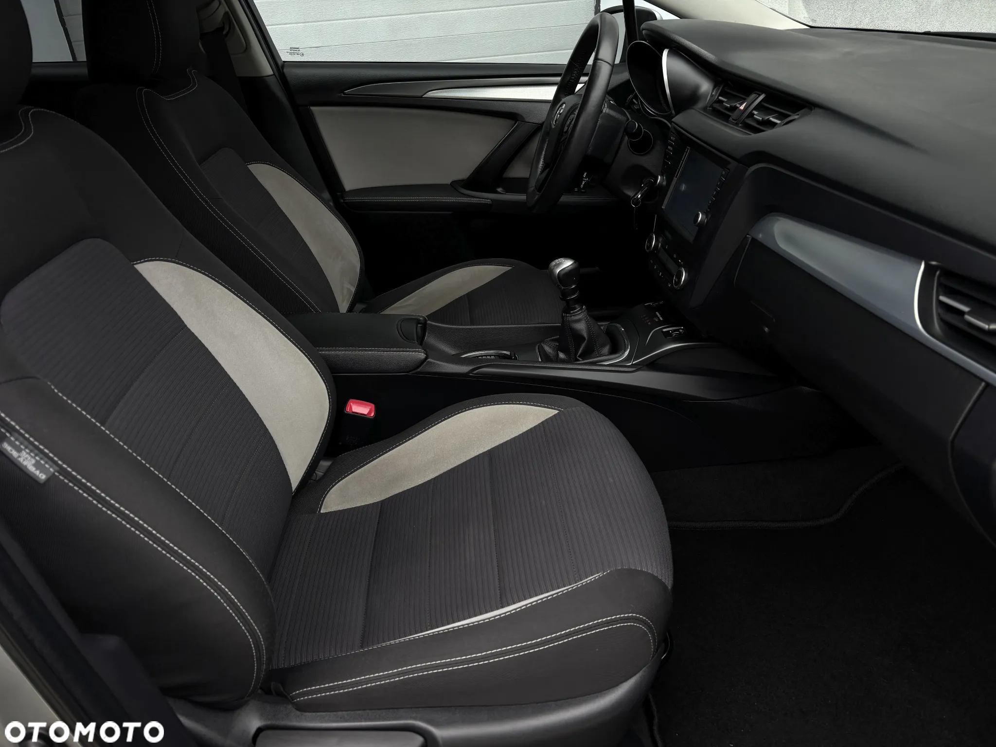 Toyota Avensis 1.8 Premium - 30