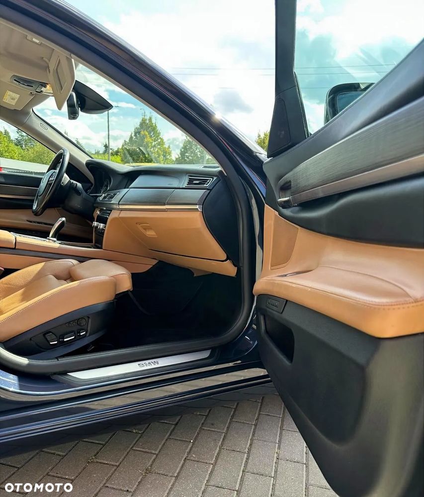 BMW Seria 7 750i xDrive - 14