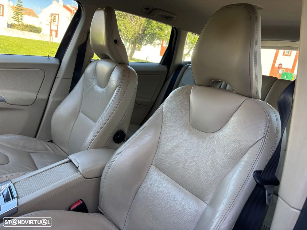 Volvo XC 60 2.0 D3 R-Design Geartronic - 22