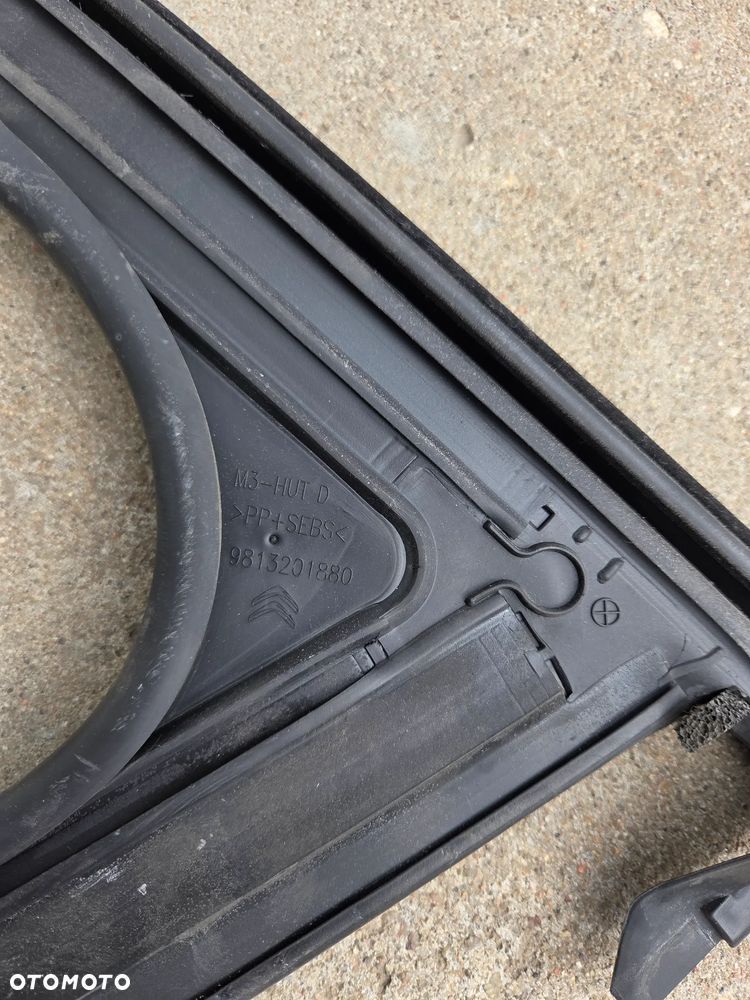 Uszczelka drzwi prawych przednich Citroen C3 III  9813201880 - 11